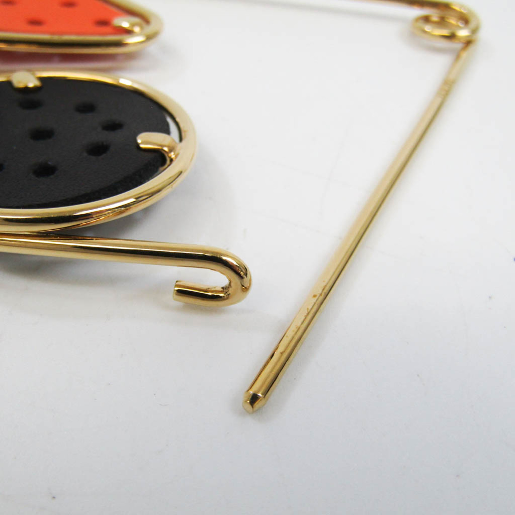 ロエベ(Loewe) SMALL DOUBLE MECCANO PIN レザー,メタル ブローチ ブラック,ゴールド,オレンジ
