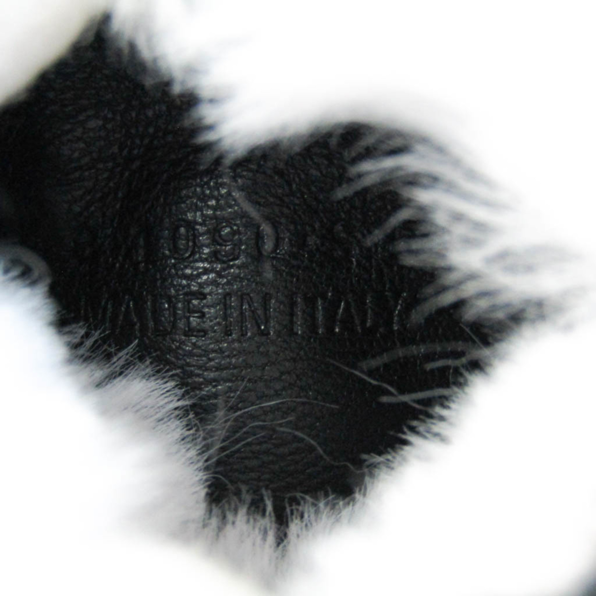 バレンシアガ(Balenciaga) レザー その他 ブラック,ホワイト FLUFFY PANDA AIRPODS CASE 661048