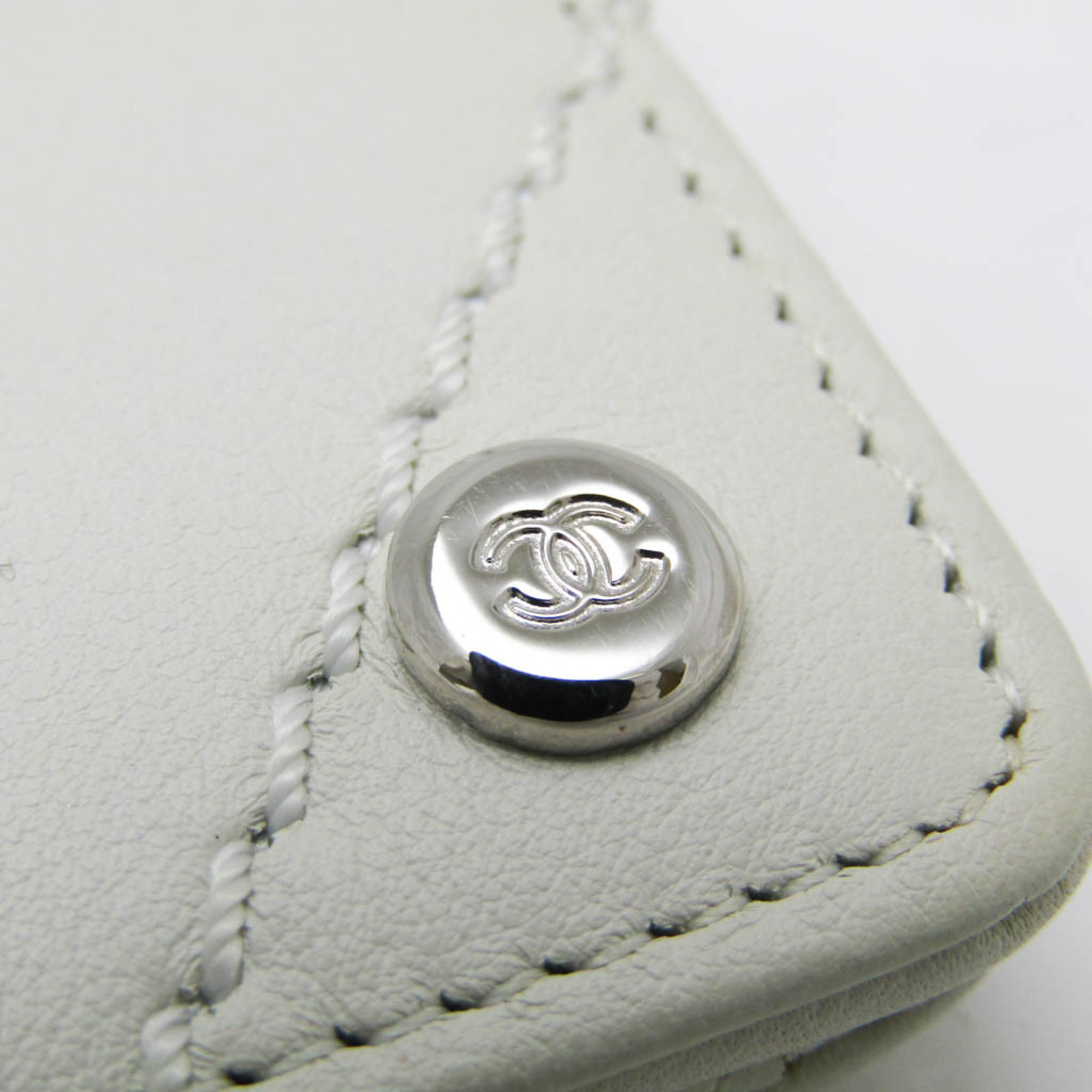 シャネル(Chanel) Vステッチ ココマーク レディース レザー 長財布（三つ折り） オフホワイト