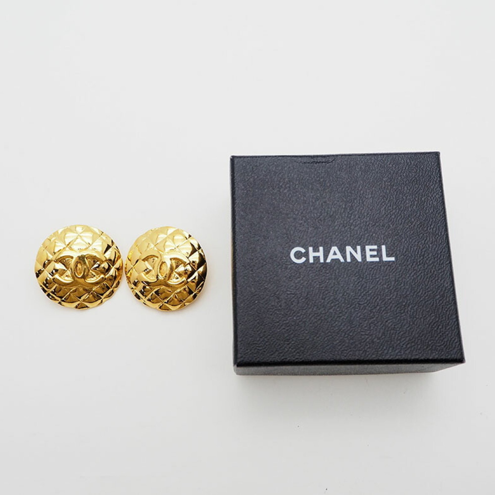 CHANEL 2 3 Vintage Round Matrasse Coco Large Earrings Gold Quilted