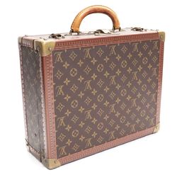 Louis Vuitton LOUIS VUITTON Monogram Jungle Onthego GM 2way Thoth Shoulder  Bag Yvoire M44675 RFID