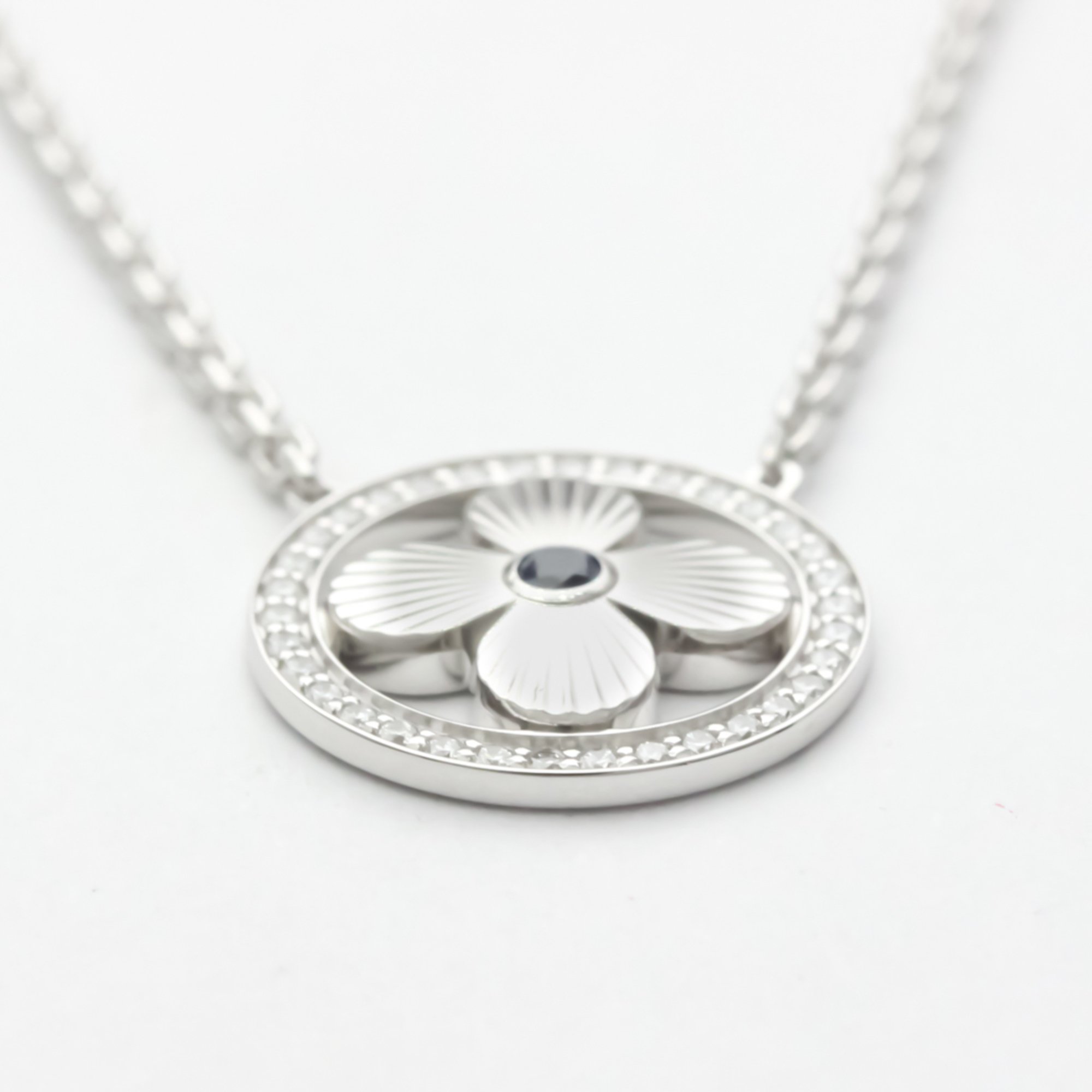Louis Vuitton Pendant Sun Blossom Necklace White Gold (18K) Sapphire Men,Women Fashion Pendant Necklace (Silver)