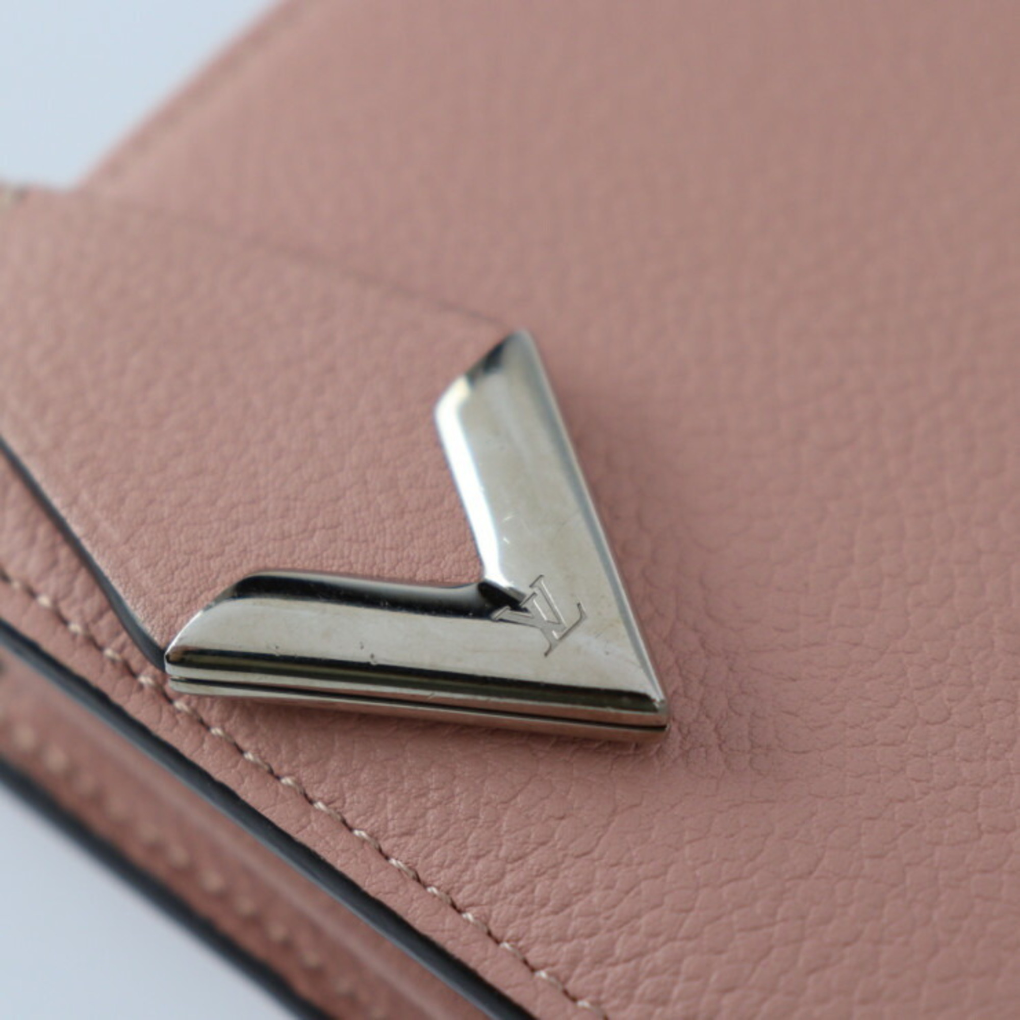 LOUIS VUITTON Louis Vuitton Portefeuille Comet Parnacea Long Wallet M60148 Leather Magnolia L-shaped Zipper