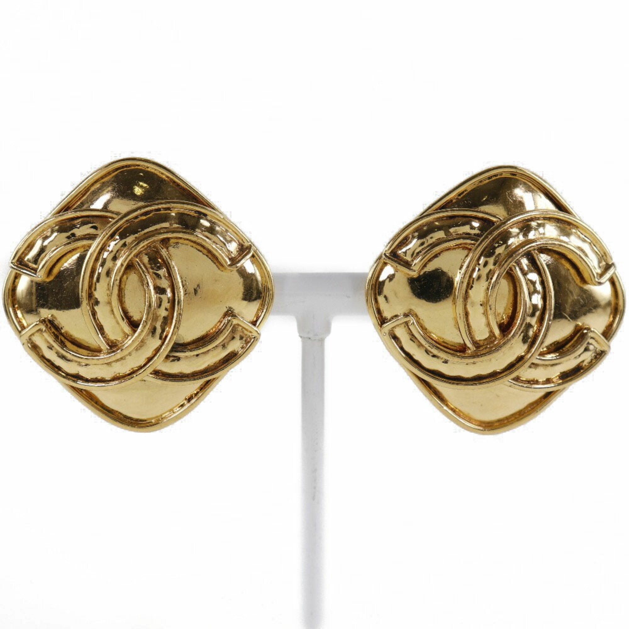 CHANEL Chanel here mark vintage gold plated 94P ladies earrings