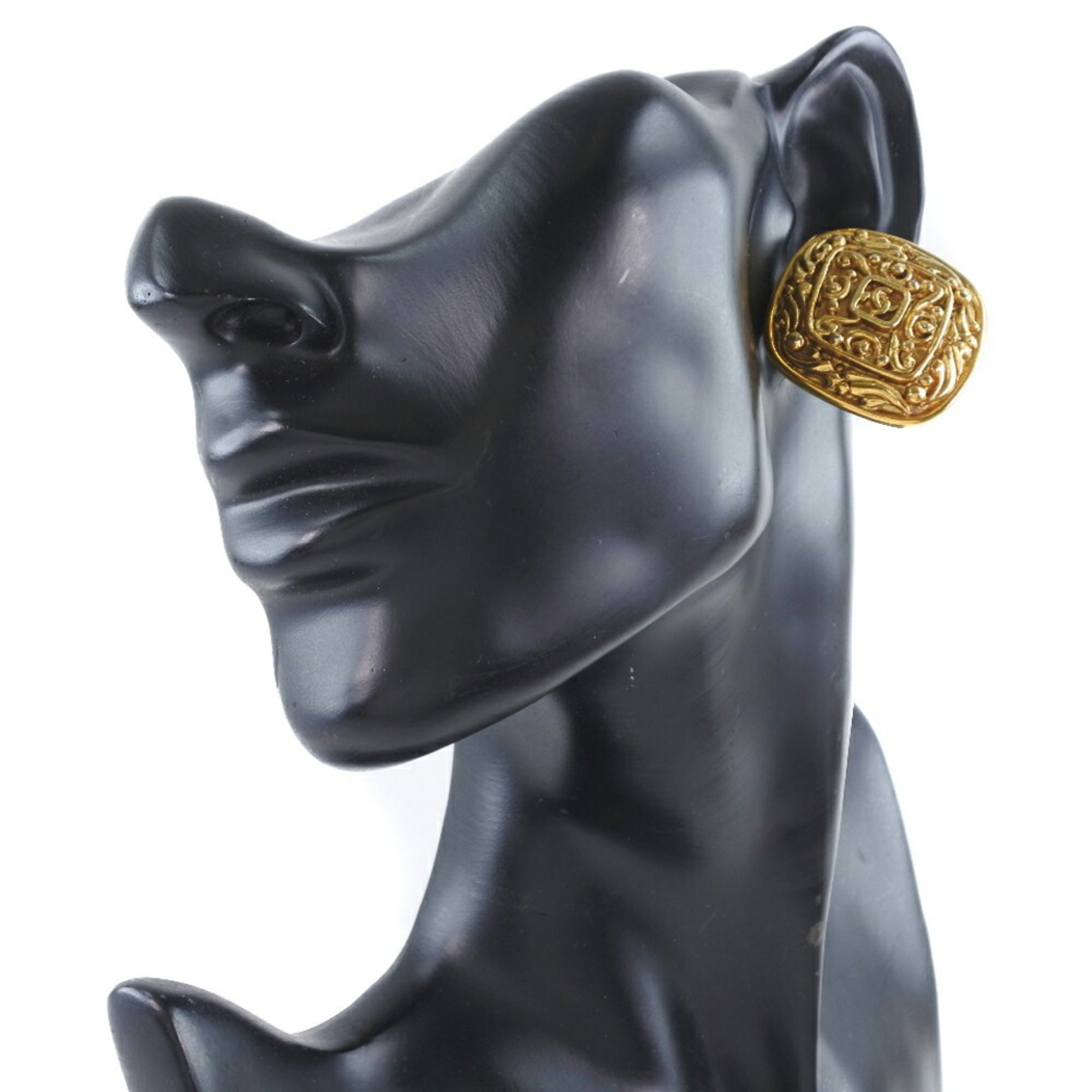 CHANEL Chanel here mark rhombus vintage gold-plated ladies earrings