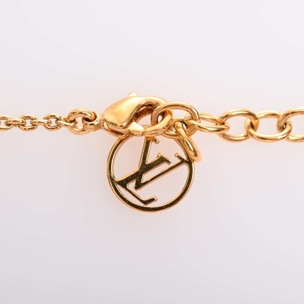 Louis Vuitton Essential v necklace (M61083)  Necklace, Louis vuitton,  Women accessories jewelry