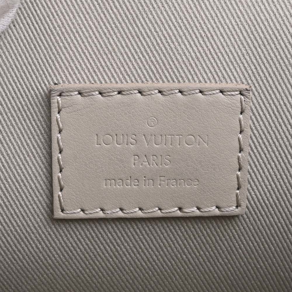 Shop Louis Vuitton AEROGRAM Unisex Street Style Chain Plain Leather Logo  (M81032, M81031) by lemontree28
