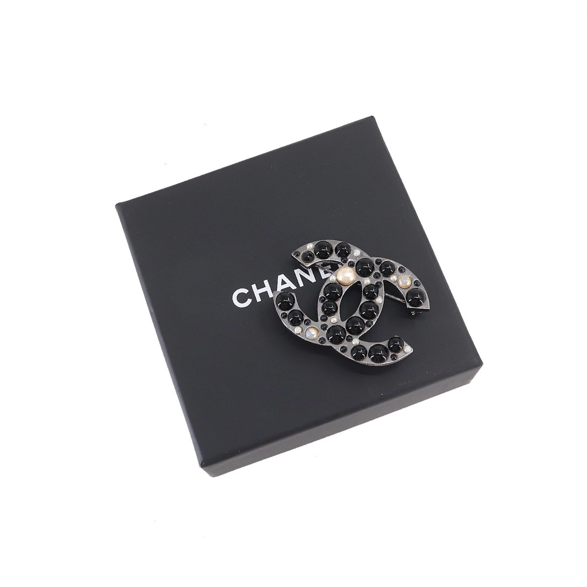 CHANEL Coco Mark Fake Pearl Brooch Silver Black 03A Accessories