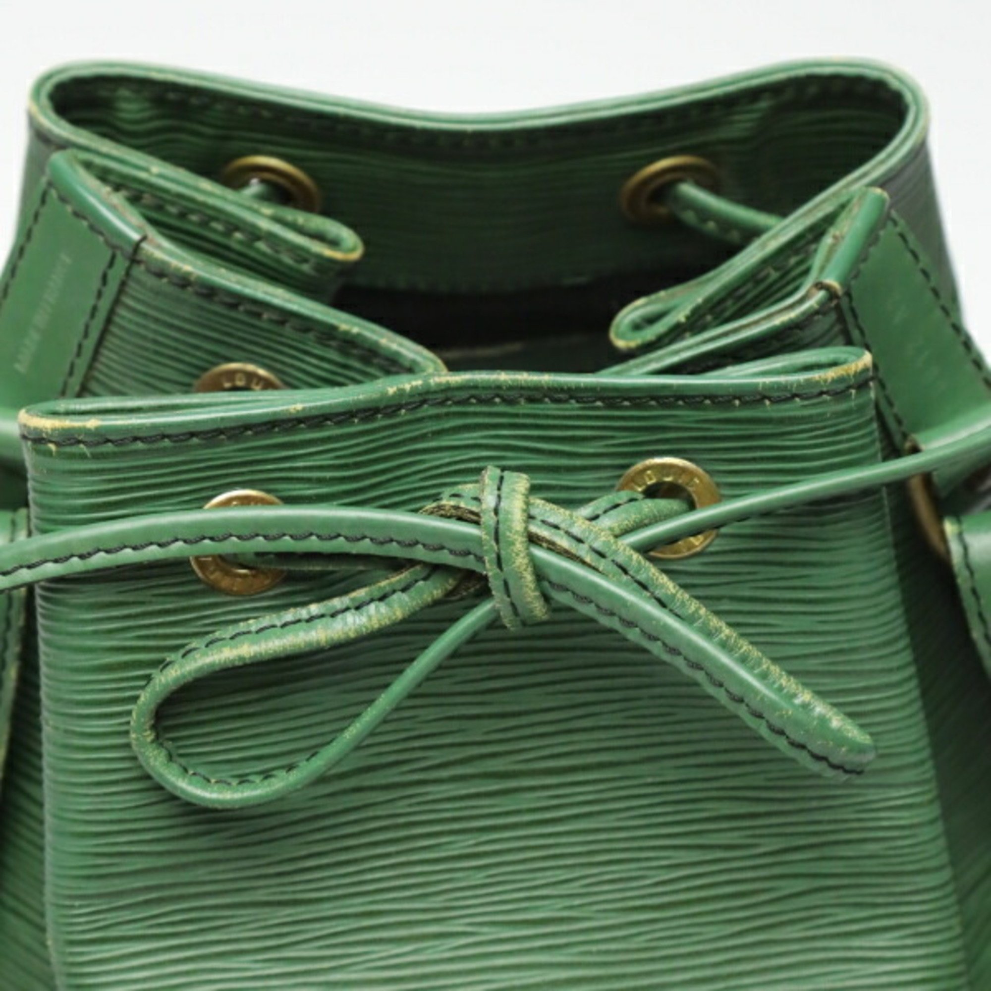 LOUIS VUITTON Petit Noe Epi Drawstring M44104 Louis Vuitton Borneo Green Shoulder Bag LV