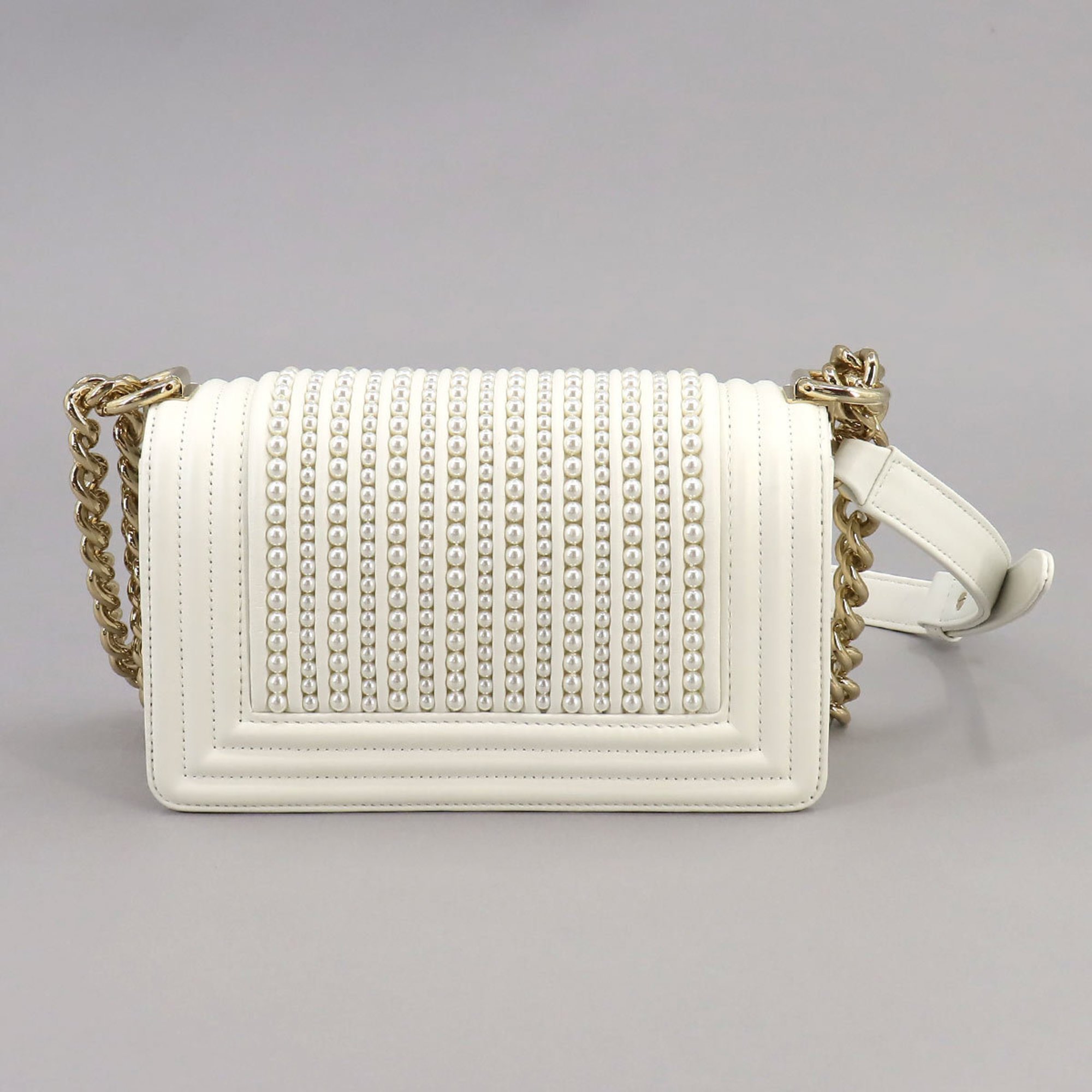 Chanel boy bag online pearl