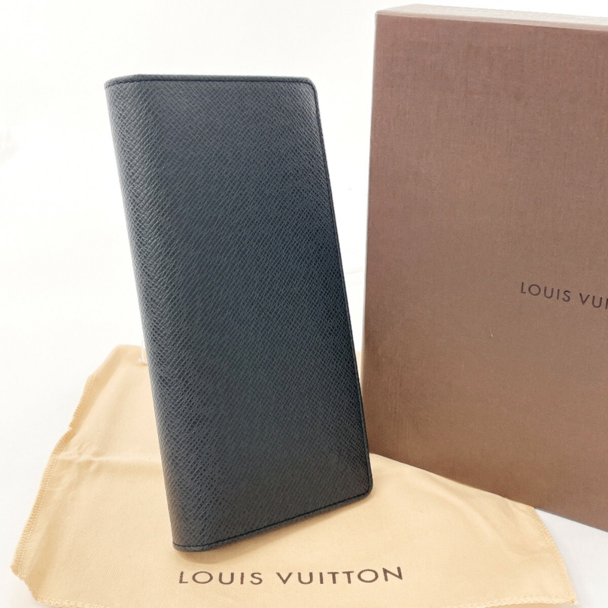 LOUIS VUITTON Portefeuil Brazza M32572 Long Wallet Taiga Black Men's