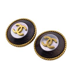 CHANEL Wood shell button 94A here mark earrings gold ladies Z0005002