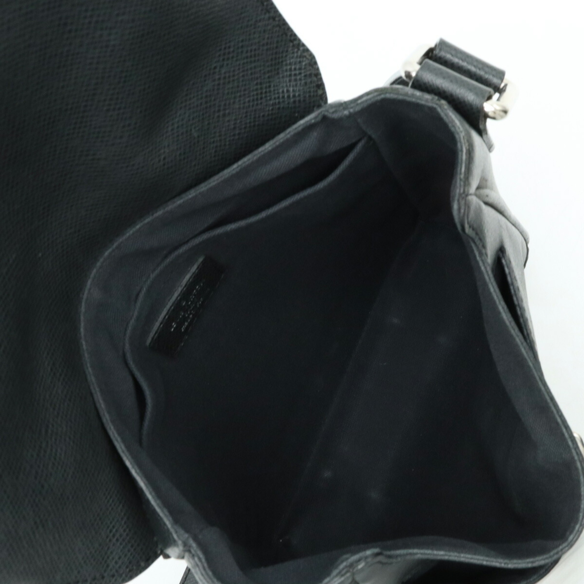 LOUIS VUITTON Taiga Luca Shoulder Bag Leather Ardoise Black M31192