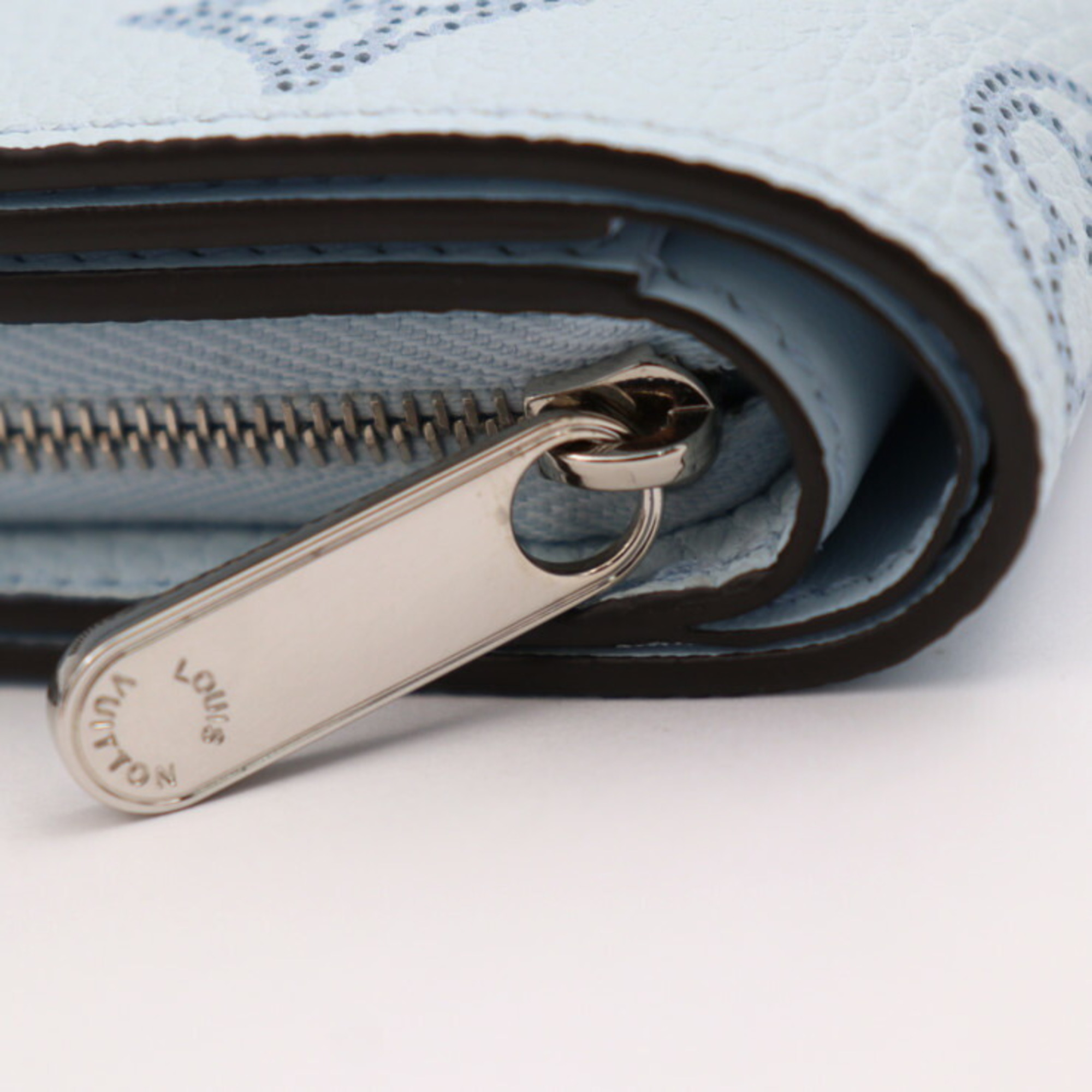 LOUIS VUITTON Portefeuille Bifold Wallet M82330 Monogram Mahina Leather Denim Round Vuitton