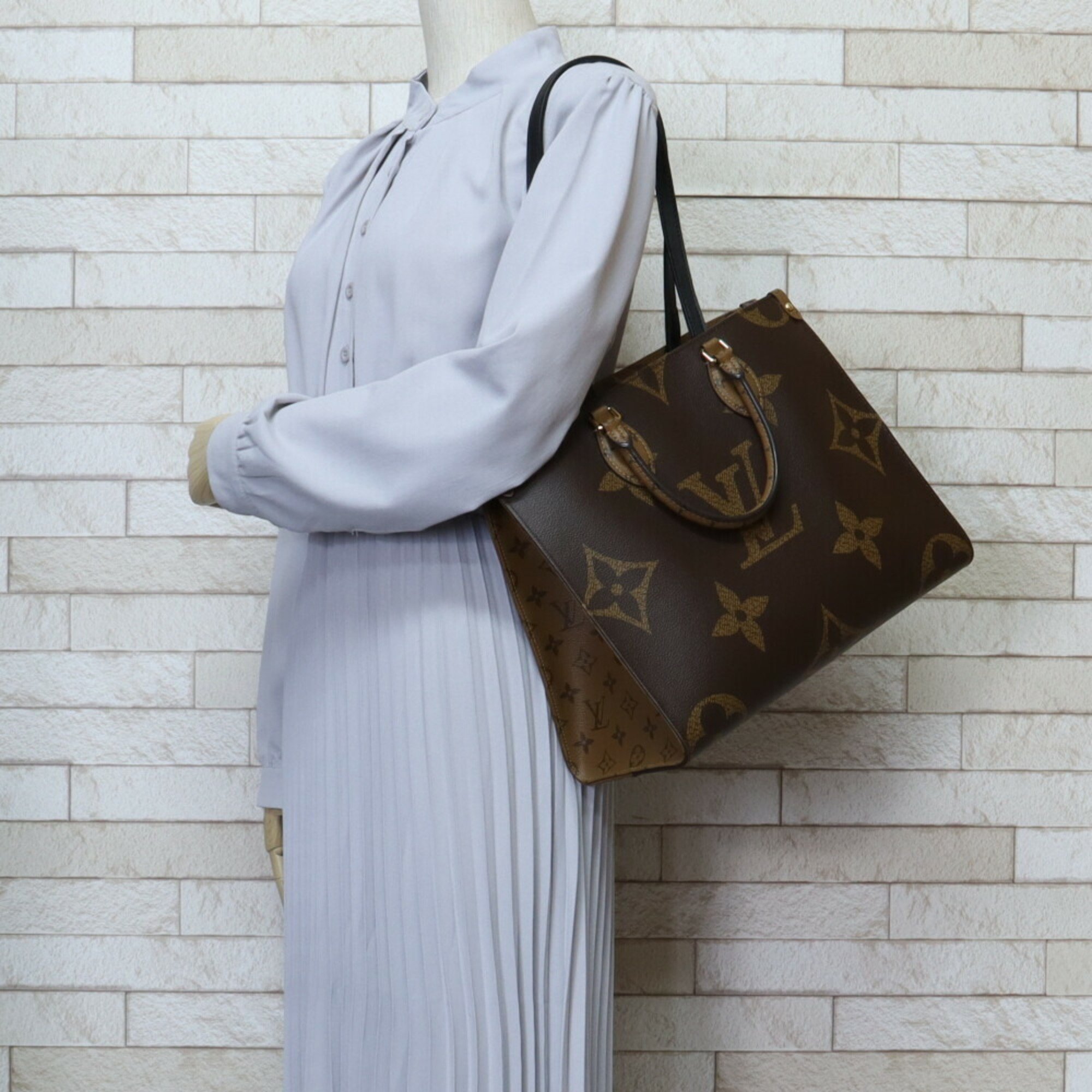 Louis Vuitton On the Go MM Monogram Giant Shoulder Bag Reverse M45321 Brown Unisex LOUIS VUITTON