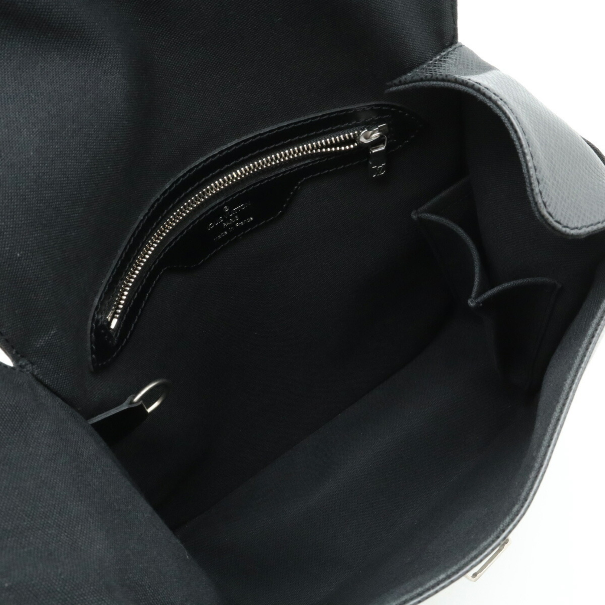 LOUIS VUITTON Louis Vuitton Taiga Pochette Yaranga Shoulder Bag Leather Ardoise Black M30822