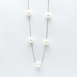 Tasaki Pearl Station Necklace White Gold (18K) Pearl Men,Women Fashion Pendant Necklace (Silver)