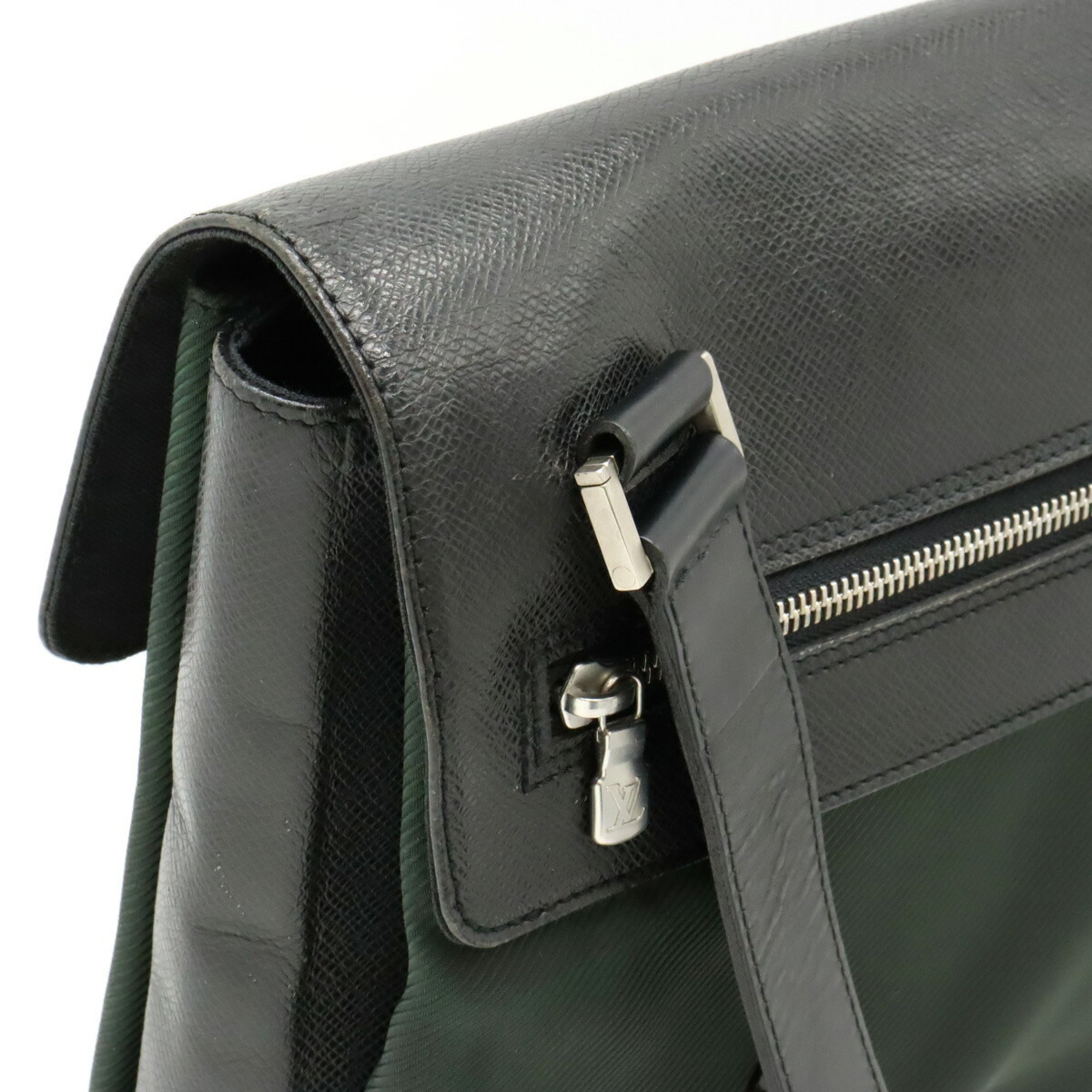 LOUIS VUITTON Louis Vuitton Taiga Saratov GM Shoulder Bag Leather Ardoise Black M30882