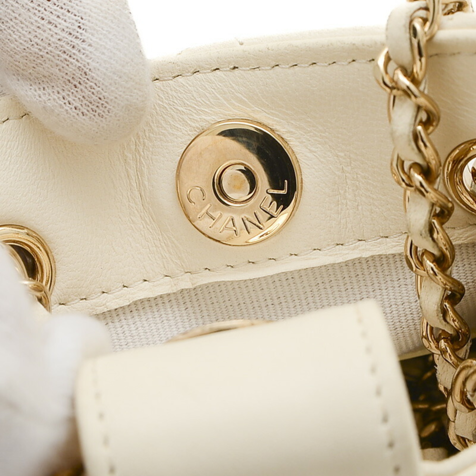 Chanel Matelasse Chain Shoulder Bag Pochette White AP2547