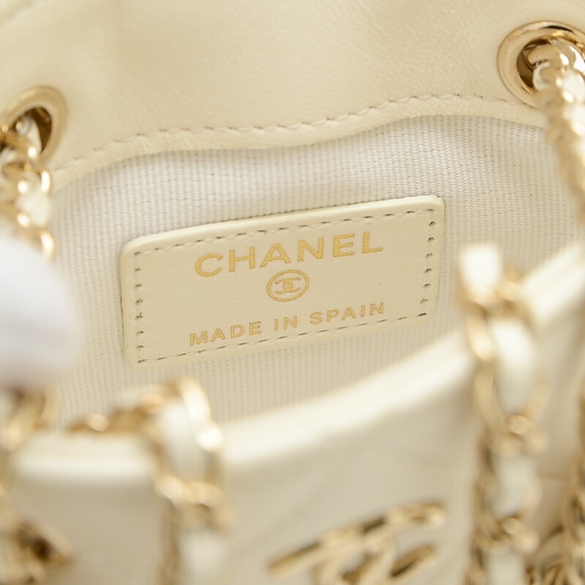 Chanel Matelasse Chain Shoulder Bag Pochette White AP2547