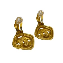 CHANEL 96A engraved Coco mark motif earrings, ear cuffs, gold, 591-9