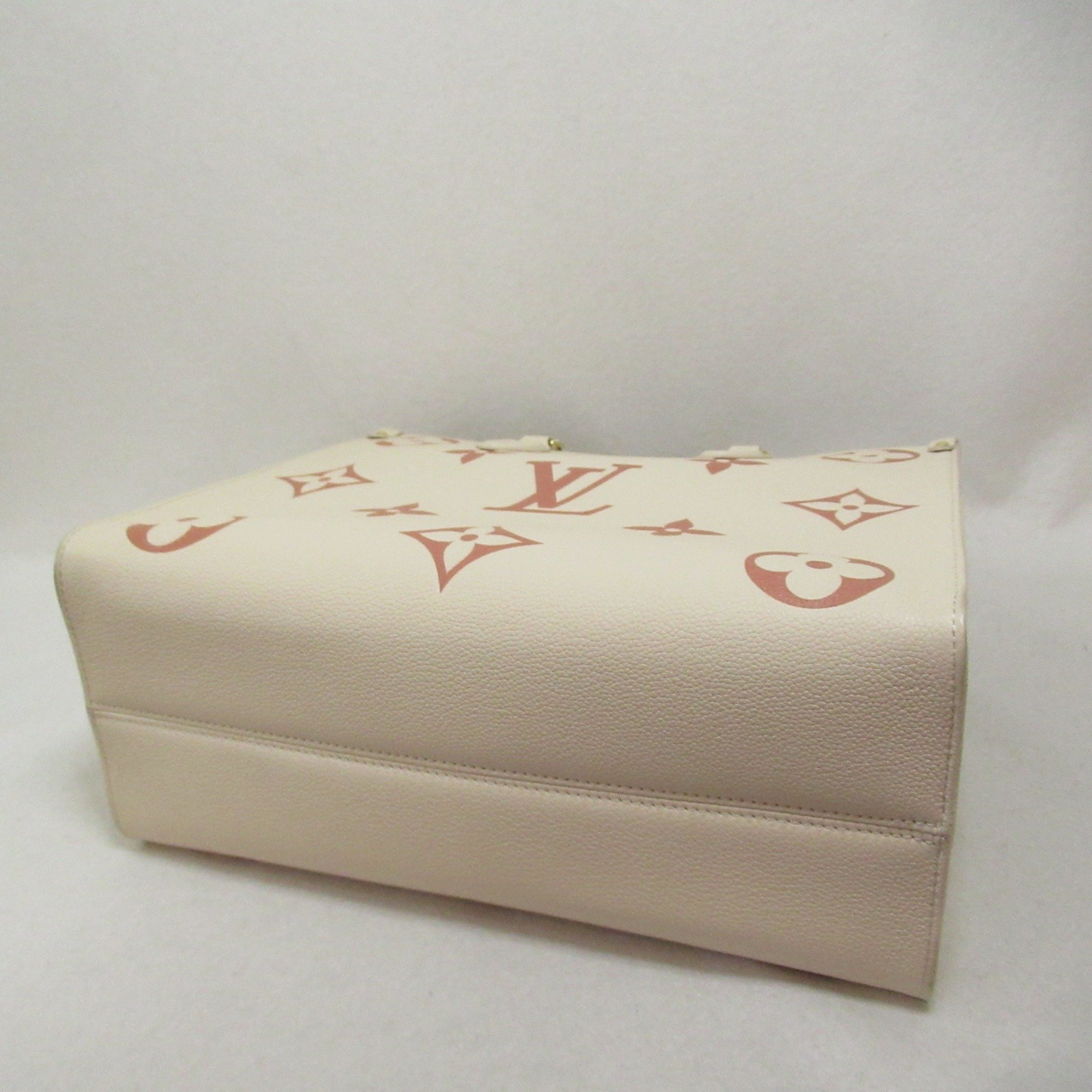 LOUIS VUITTON On the Go MM Shoulder Bag with Bandeau Beige rose trianone claim Monogram empreinte leather M21575