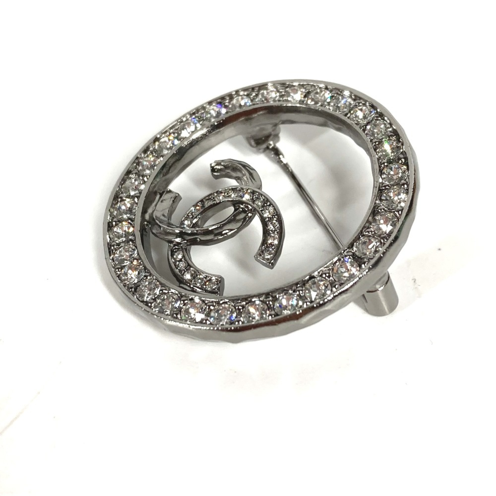 Chanel 21K Accessories Brooch Silver