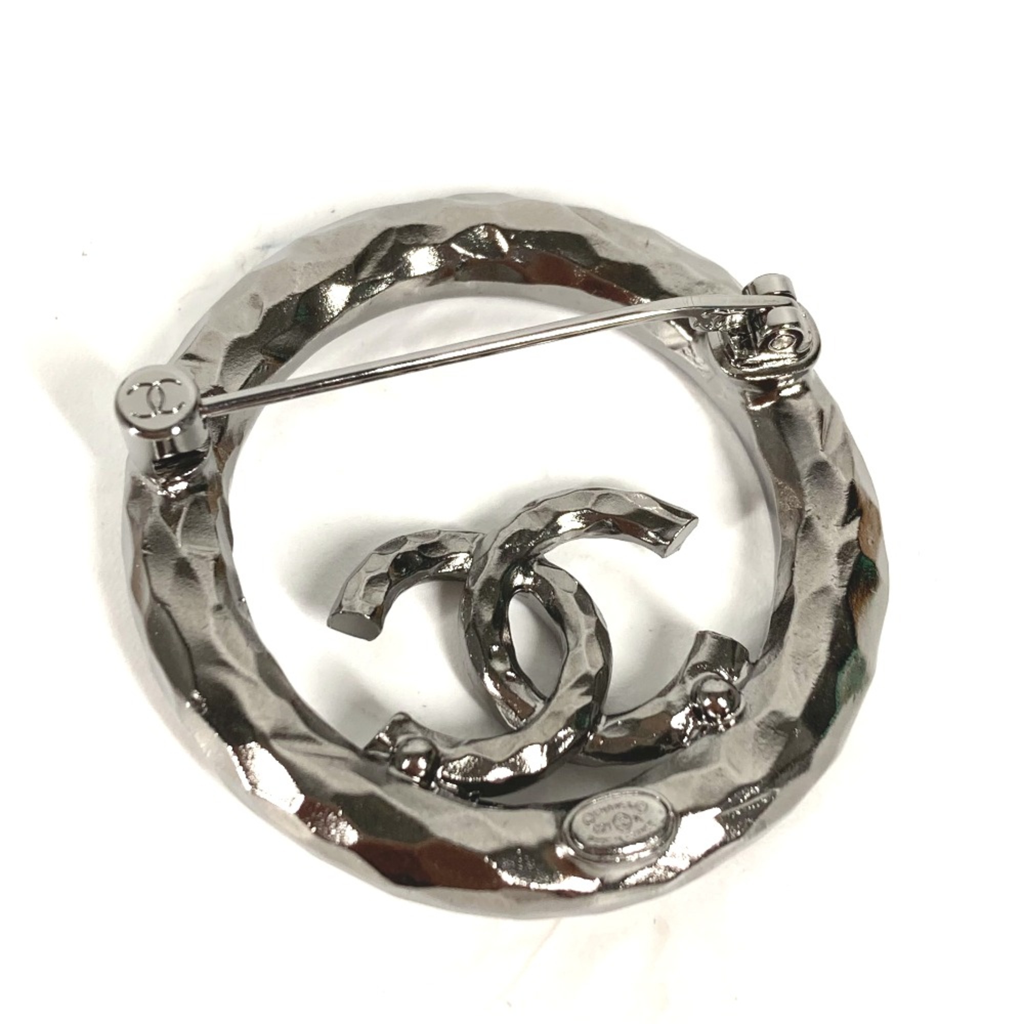 Chanel 21K Accessories Brooch Silver