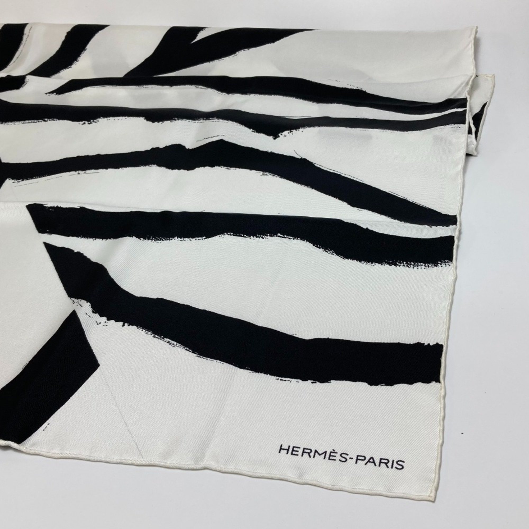 Hermes Rosace de Janos Ber Scarf White x Black