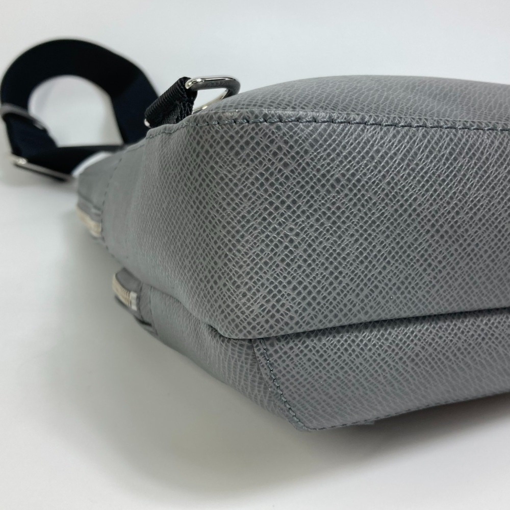 Louis Vuitton M30801 Taiga Bag Shoulder Bag Gris gray