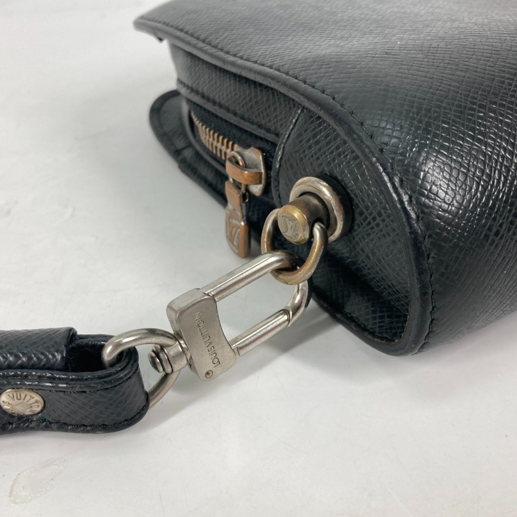 Louis Vuitton M30182 Clutch Bag Taiga With strap Cluch Bag Ardoise Black