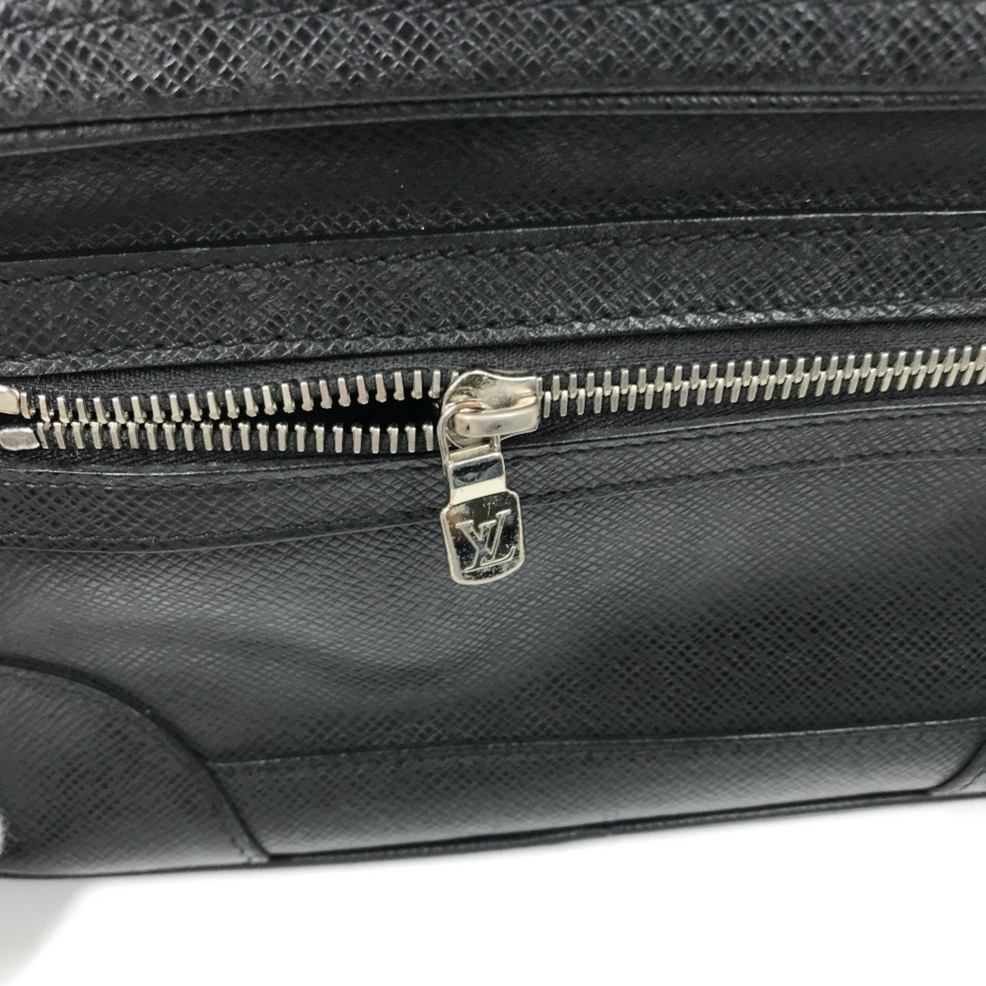 Louis Vuitton M32902 Taiga With strap Cluch Bag Ardoise Black