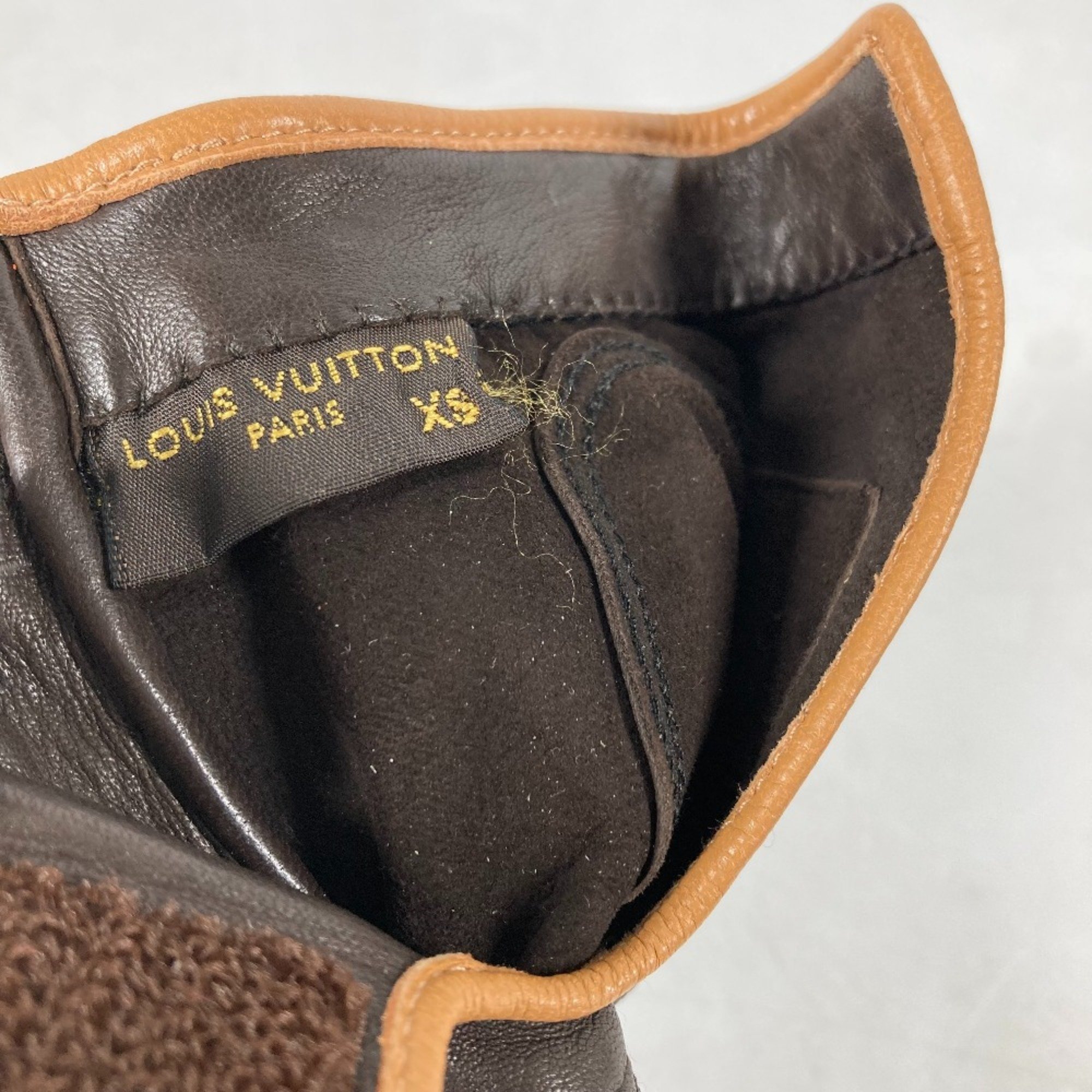 Louis Vuitton right hand gloves Brown