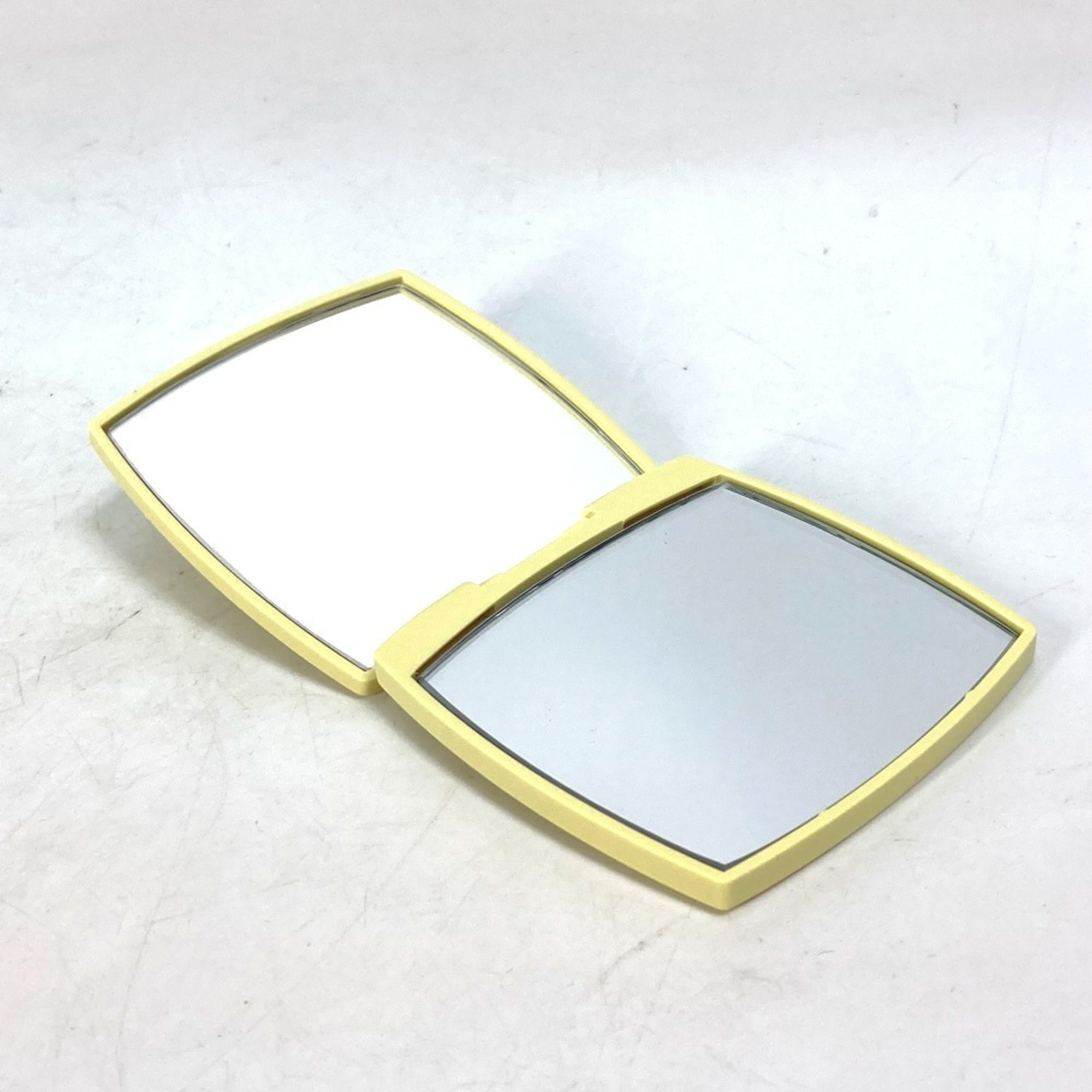 CHANEL 138065 CC Coco Mark Miroir Double Facet Compact Mirror Plastic Ovny 129 Yellow