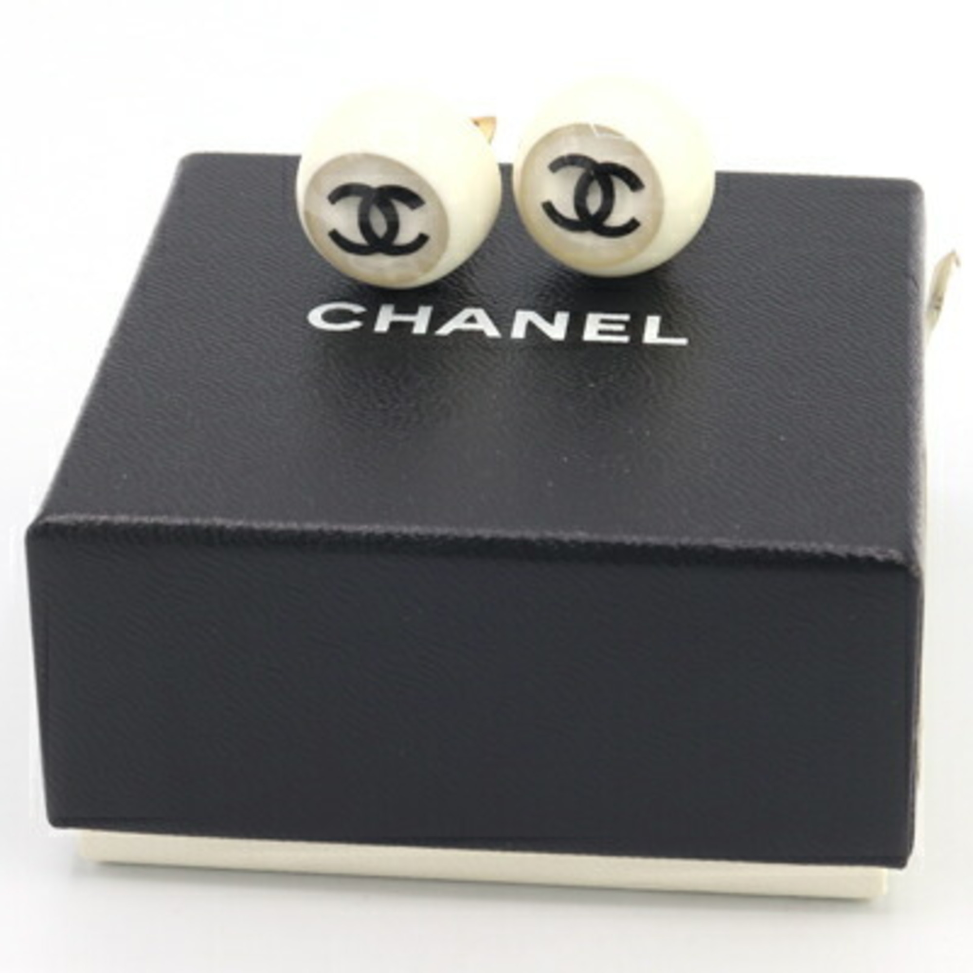 Chanel Earrings A16240 White Plastic 01P 2001 Model Coco Mark Old Ladies CHANEL