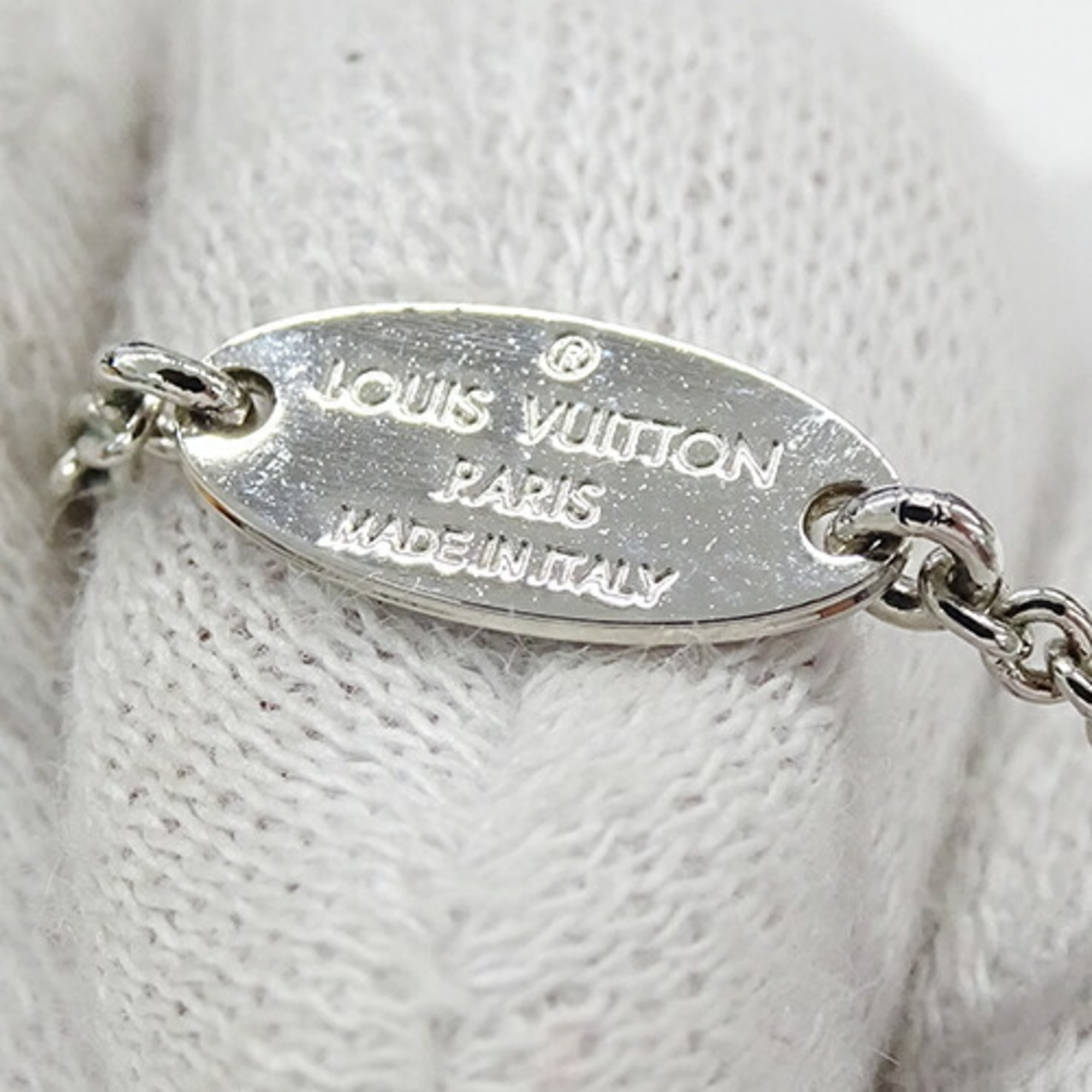 Louis Vuitton Essential V Necklace for Women, Silver, M63197, LE0291