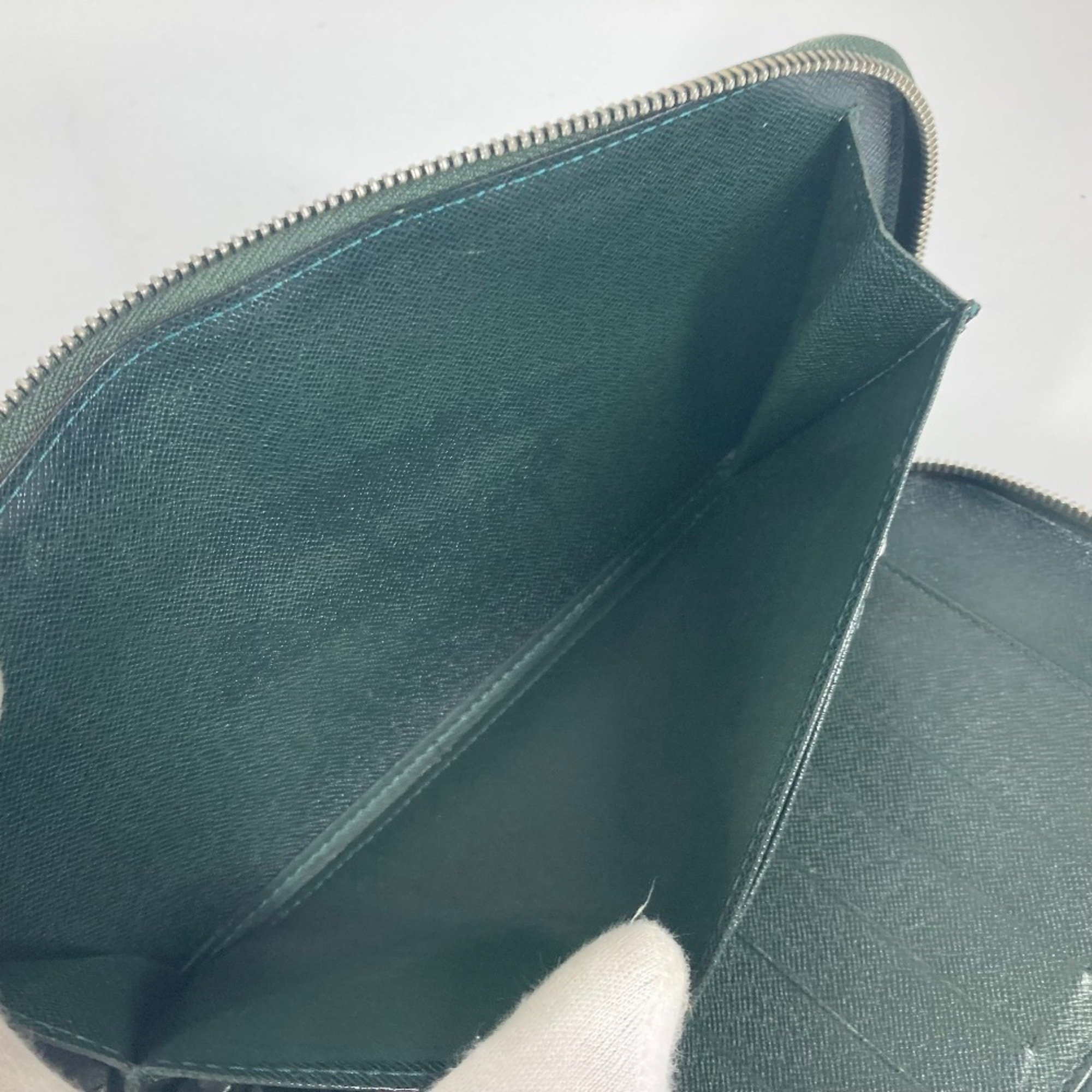 LOUIS VUITTON M30654 Taiga Organizer Atoll Travel Case Round Long Wallet Leather Men's Episea Green