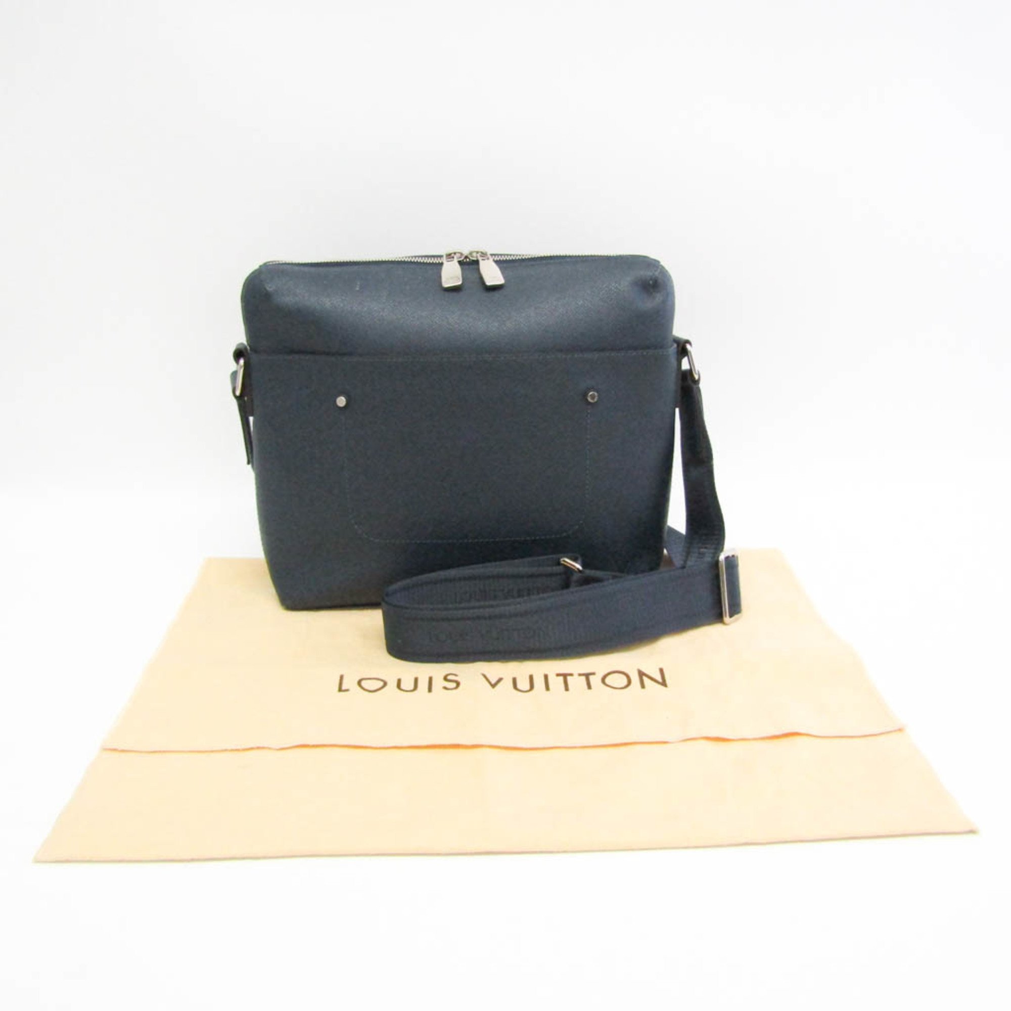 Louis Vuitton Taiga Grigori Messenger PM M30236 Men's Shoulder Bag Ocean